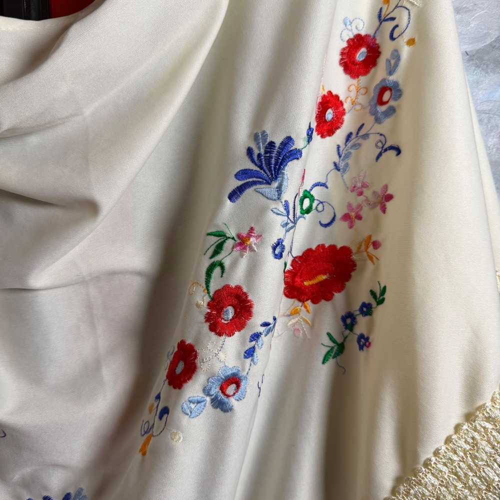 VTG 70s Boho Cream Floral Embroidered Whimsy Prairie Fringe Hem Shawl One Size - Picture 13 of 13